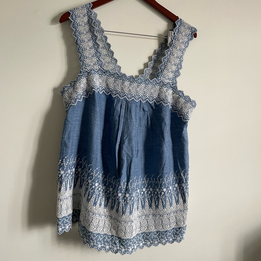 Gap women’s sleeveless top with embroidered detail